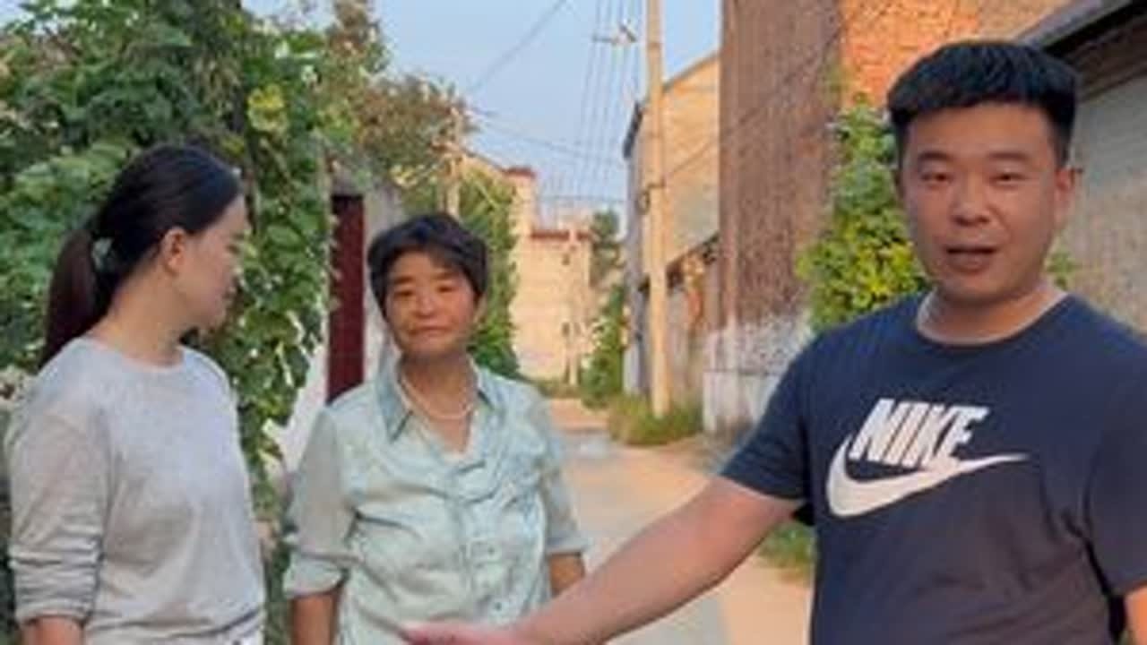 天气稍微凉快点了，早就想把我们这条路边的野树枝都处理了，今天收拾一下，以后从这过也不怕再被刮倒了，方便自己也方便大家#我的乡村生活 #内容太过真实 #乡村小路