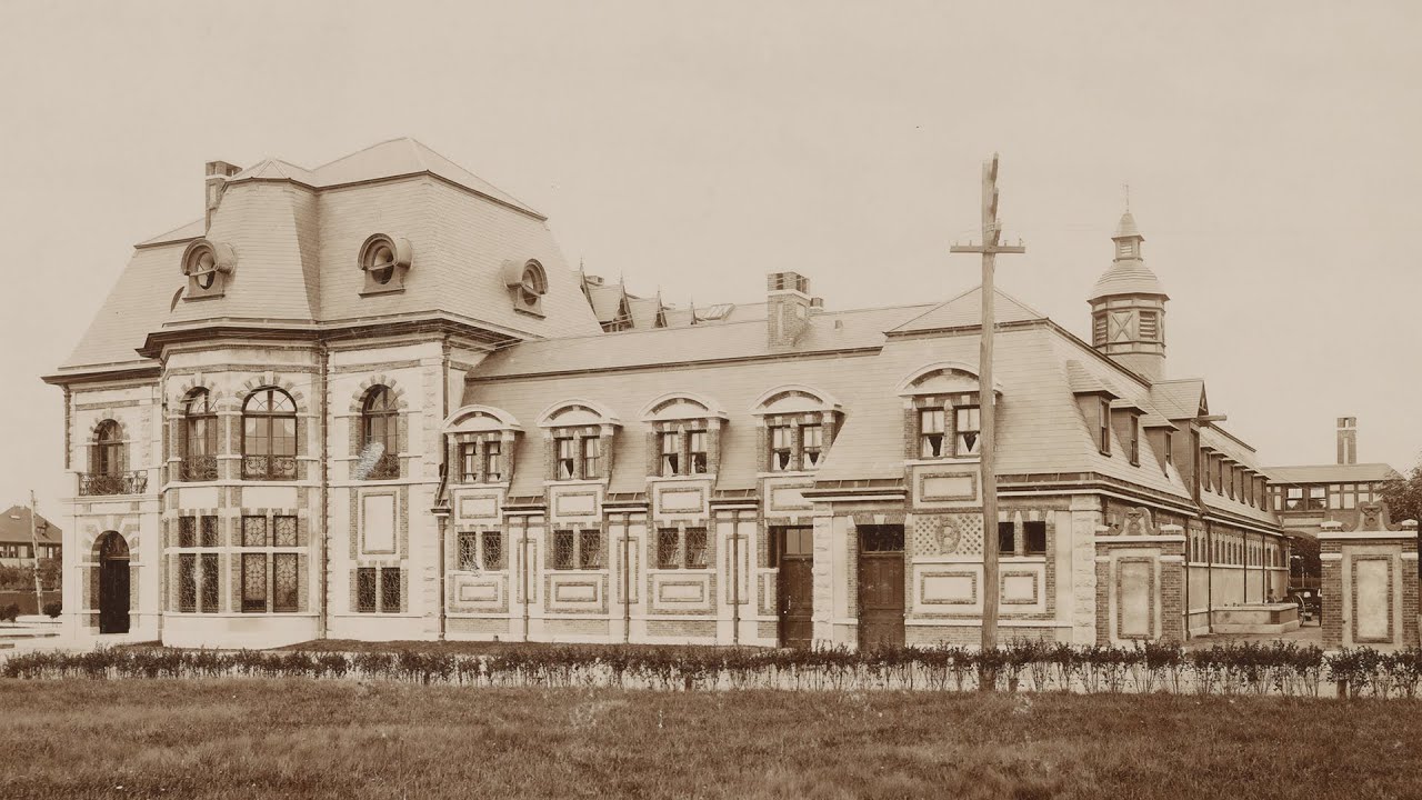 What is the Belcourt Mansion in Newport?