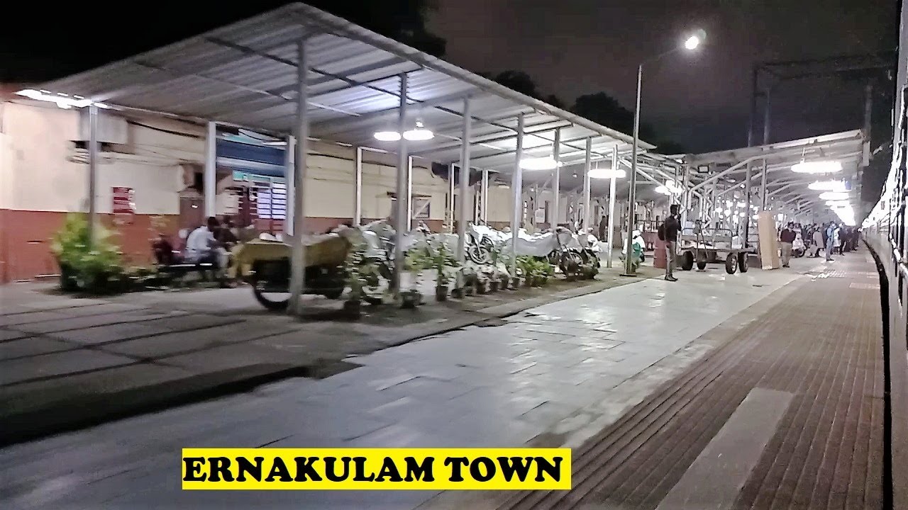 Crowded Ernakulam Town Arrival By Nagercoil Gandhidham & No one Snatched My Phone