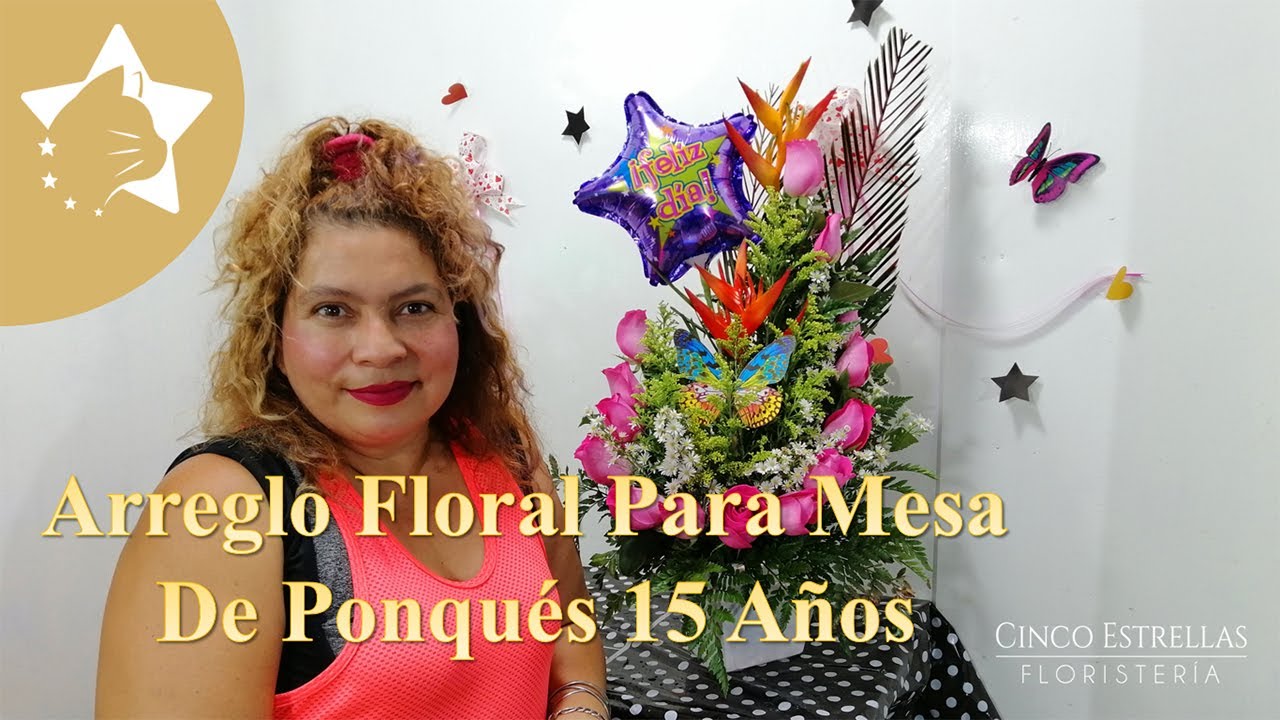 Centro de mesa para decorar mesa con ponqués o pasabocas con rosas y base de madera
