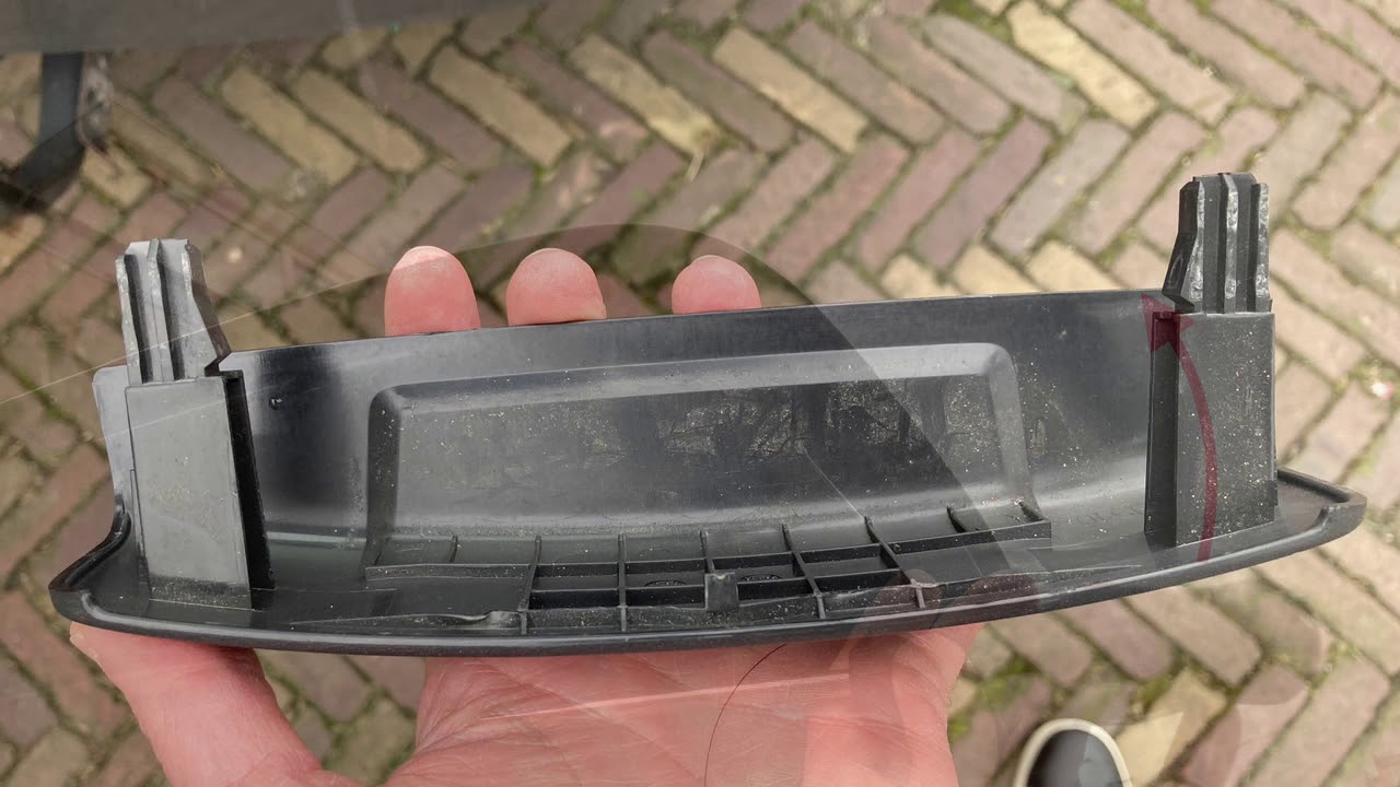 Volvo V50 2005 tailgate panel removal