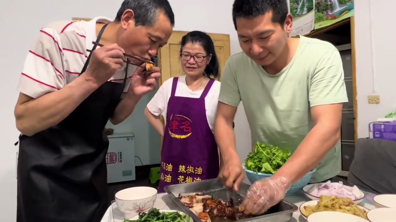 烤肉摊生意稳定，老爹开始创新“脆皮五花肉”，包裹着菜吃美滋滋