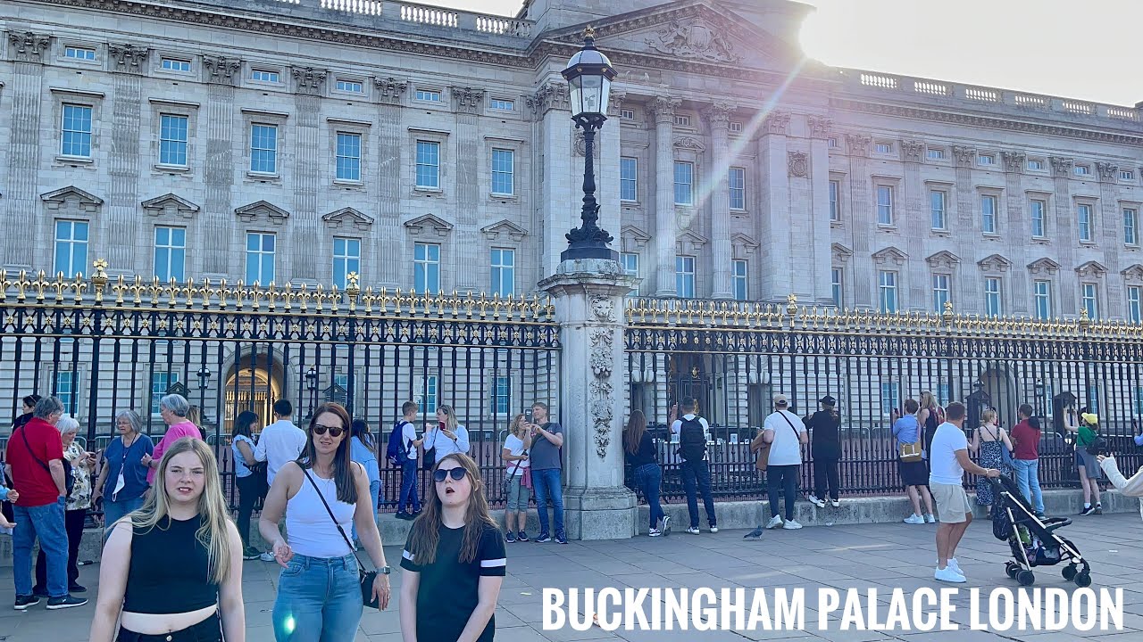 London Walk | Buckingham Palaces, St James’s Park | Queen Elizabeth's Platinum Jubilee Preparation