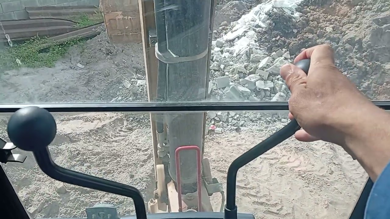 Como fazer Escavações com Retroescavadeira Caterpillar 