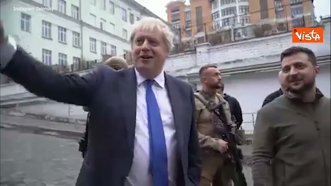 Boris Johnson e Zelensky passeggiano in strada a Kiev