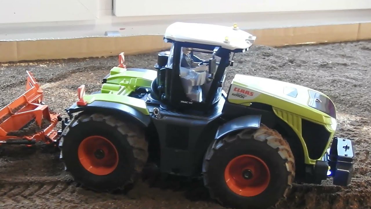 Siku Control : Claas Xerion 5000 mit Maisschiebeschild
