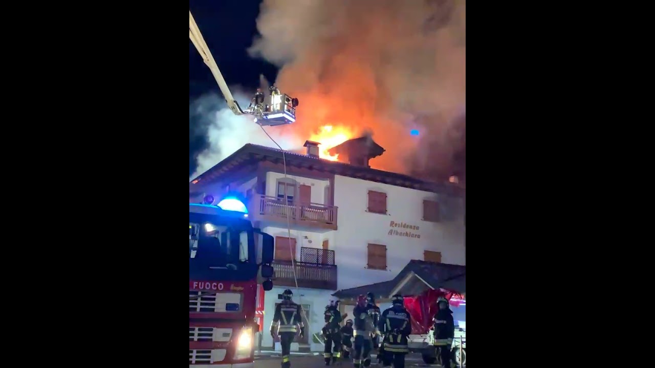 Devastante incendio in val del Chiese, brucia il tetto di una casa
