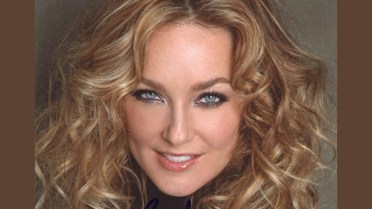 13 Sexy Photos of Elizabeth Rohm