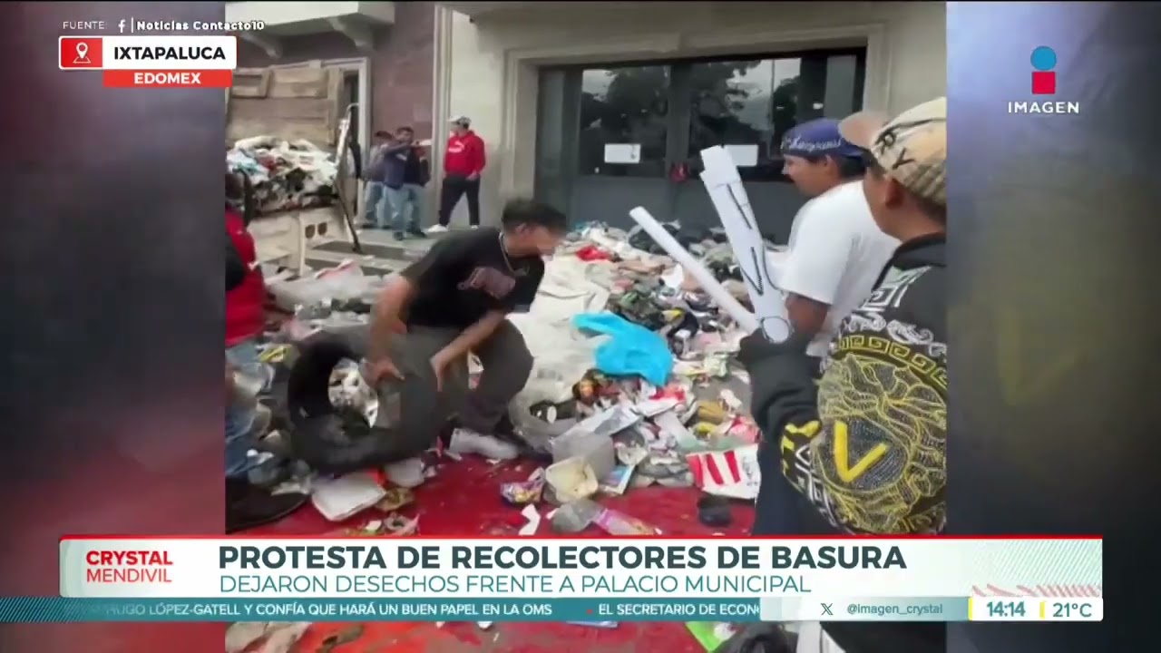 ¡Protesta! Recolectores de basura descargan desechos frente al Palacio Municipal de Ixtapaluca