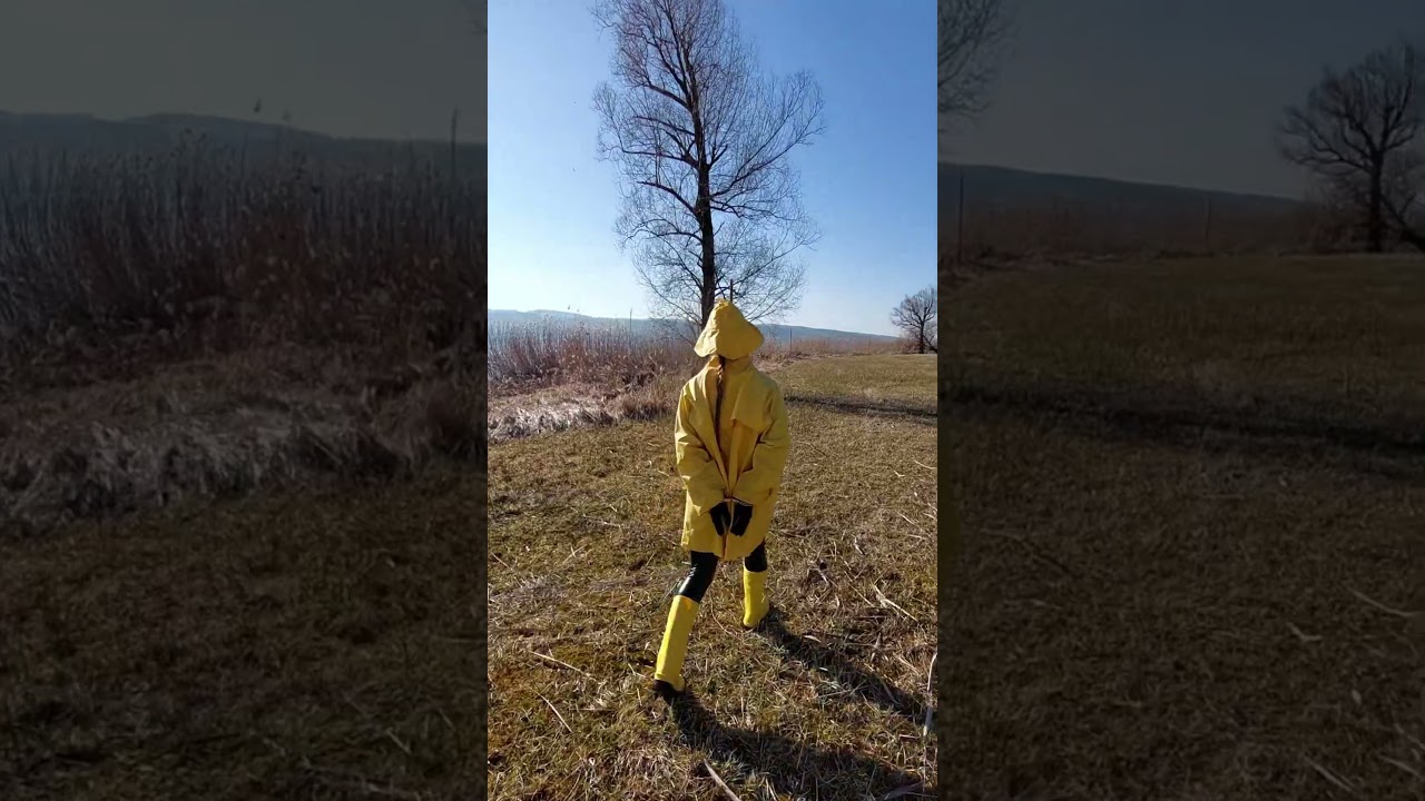 in Gummi, Lack und Handschellen im Riet / in rubber, varnish and handcuffs in the swamp