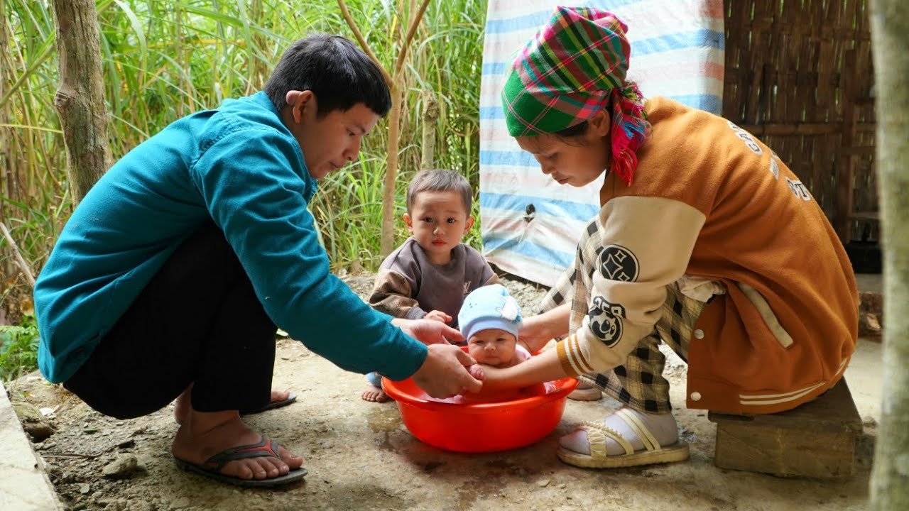 Mother and baby shower ceremony - Harvesting pumpkins to sell at the market | Small family life