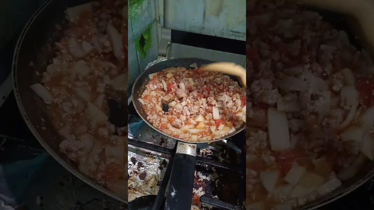 Preparando carne de res para una ricas empanadas.