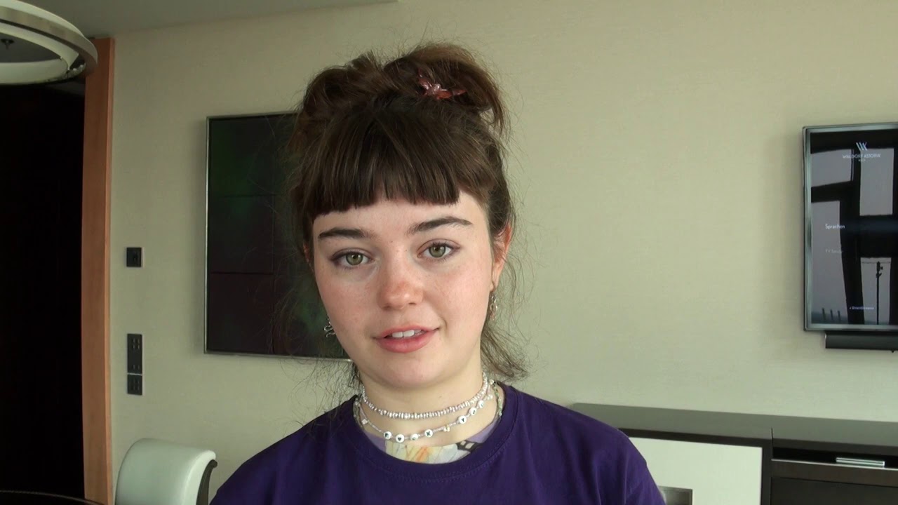 DARK Interview ELLA LEE talks english - young HANNAH - best moment - Mikkel - STAR WARS - Berlin fun