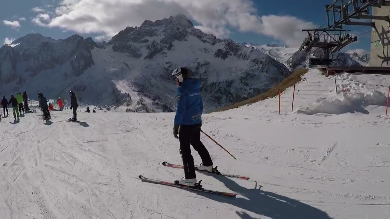 Skiing 2022 in Italy, Tonale, pistes red 22 and 21