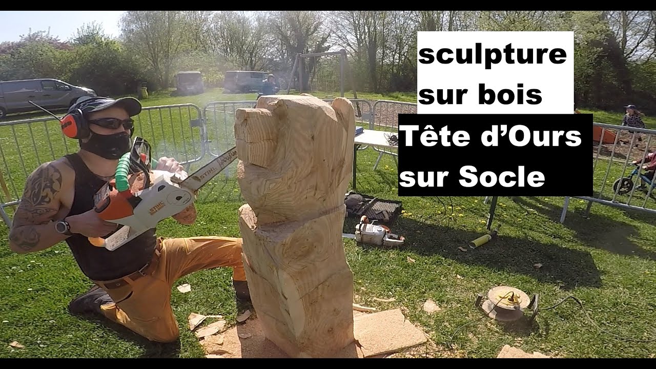 Une tête d'ours sur socle