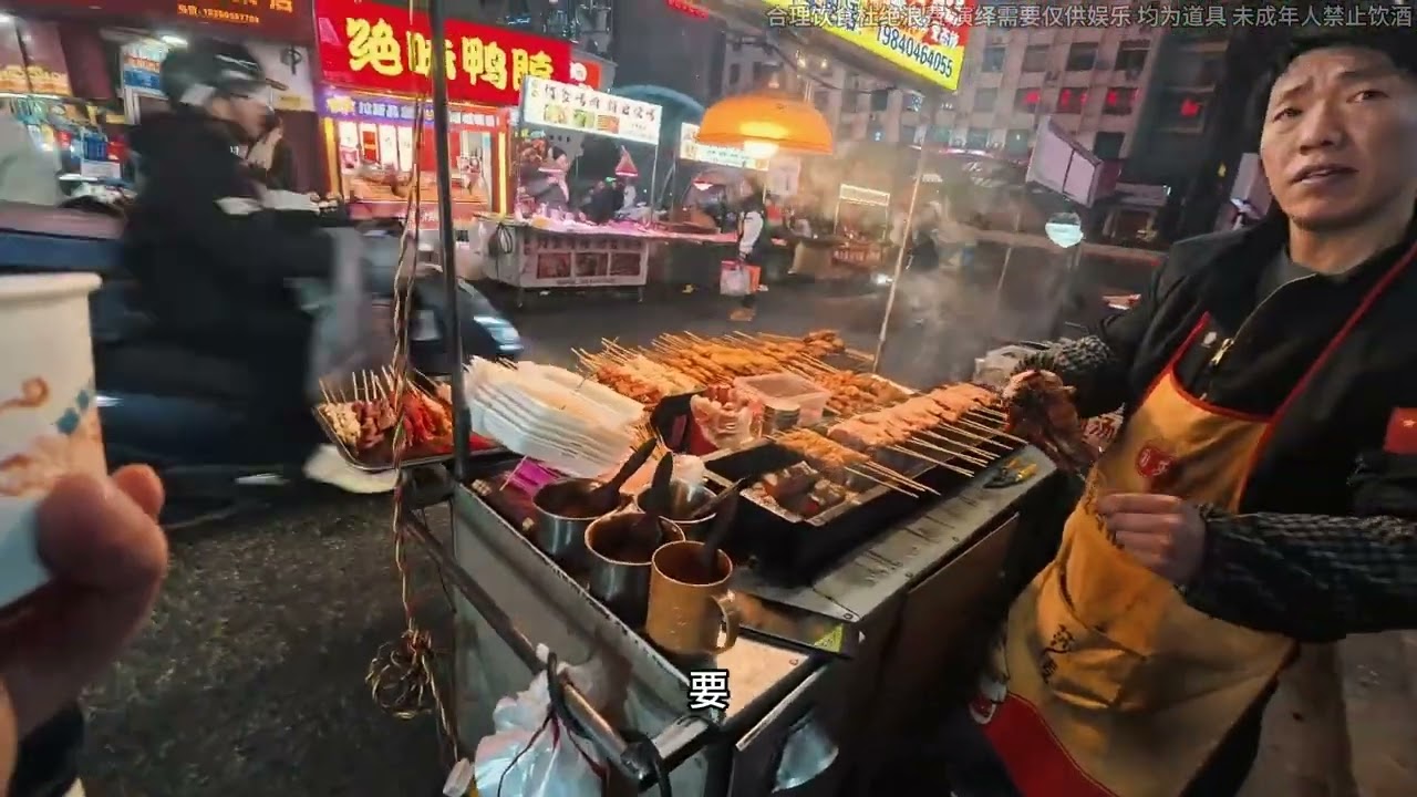 走走走 游游游 逛吃在充满烟火气的路边摊夜市 逍遥又自在 #人间烟火 #在路边摊感受人间烟火 #未成年人禁止饮酒 #酒蒙子的日常 #故事与酒