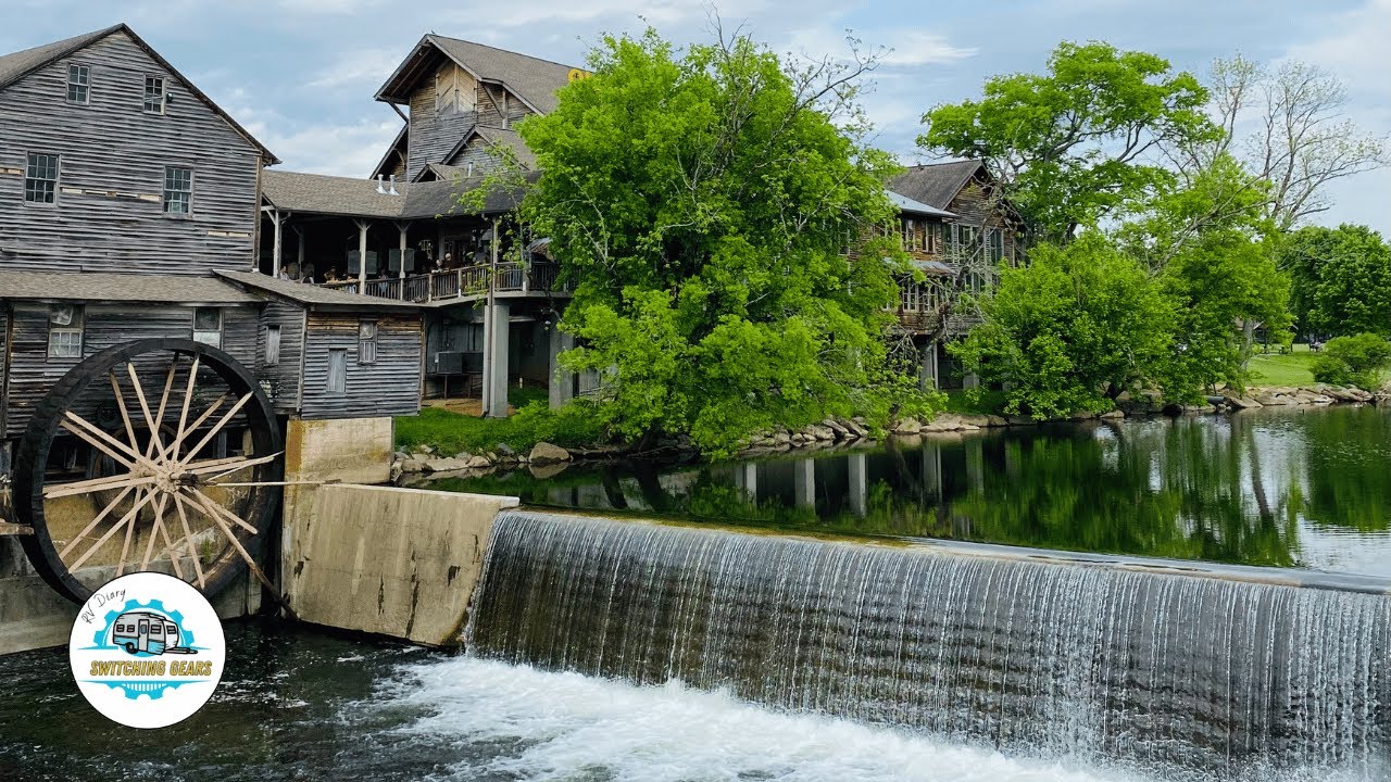 Explore Pigeon Forge, Gatlinburg & Great Smoky Mountains | Top Things to Do + Travel Tips