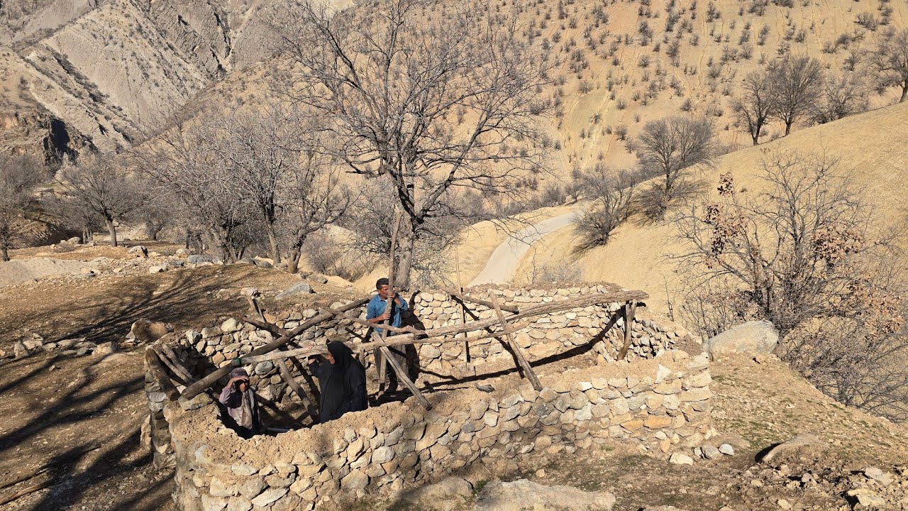  زندگی اصیل عشایری در ایران 🏔️ | ساخت سرپناه سنتی برای گوسفندان 🐑🔥