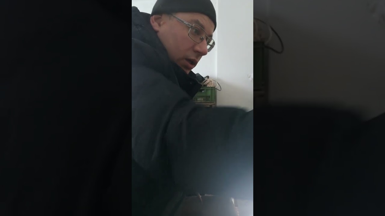 Ріжу очерет на трубки для осмій