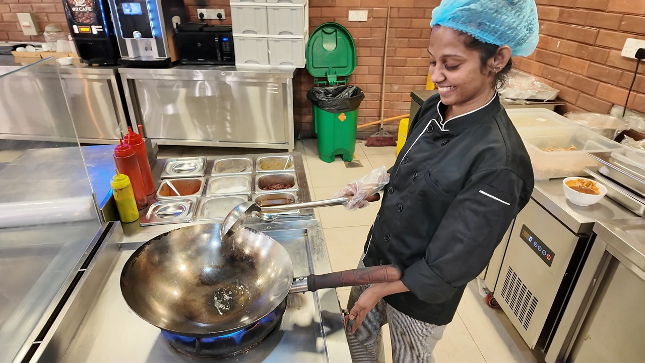 කෙල්ලෙක් හදන කොත්තුව. Beef Kottu at The Bakes Kitchen, Softlogic Glomark.