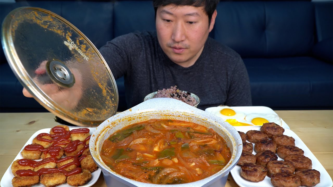 Вкусное тушеное мясо кимчи по-корейски и замороженные продукты - шоу еды Мукбанг.