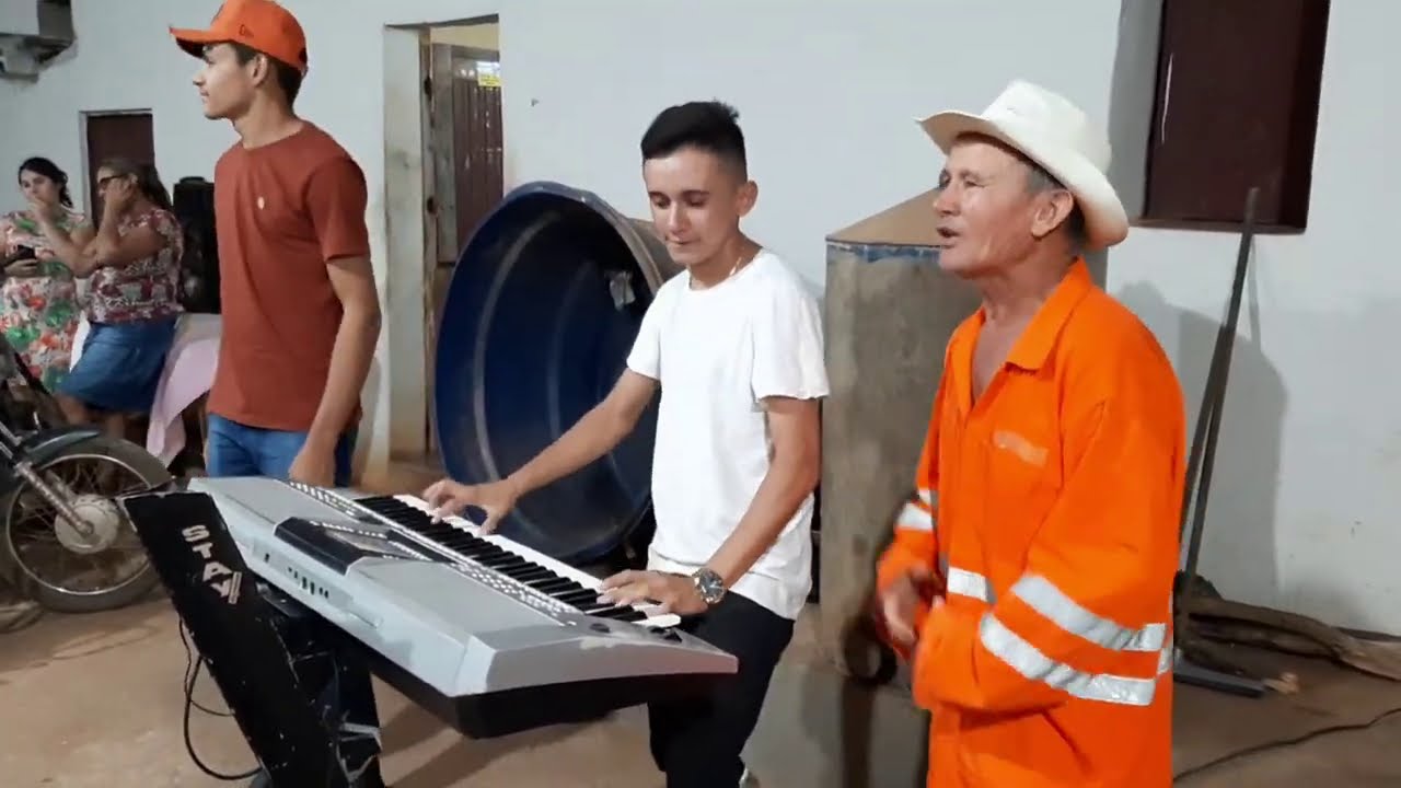 Bastidores: Cachorrinho do brega vem cantar para os humoristas.