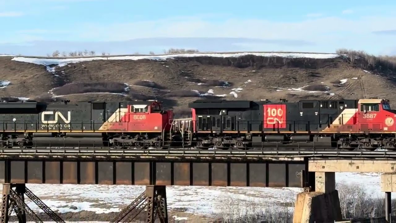 *HERITAGE UNIT* CN 3887, CN 8008 and CN 2992 at the Fabyan bridge