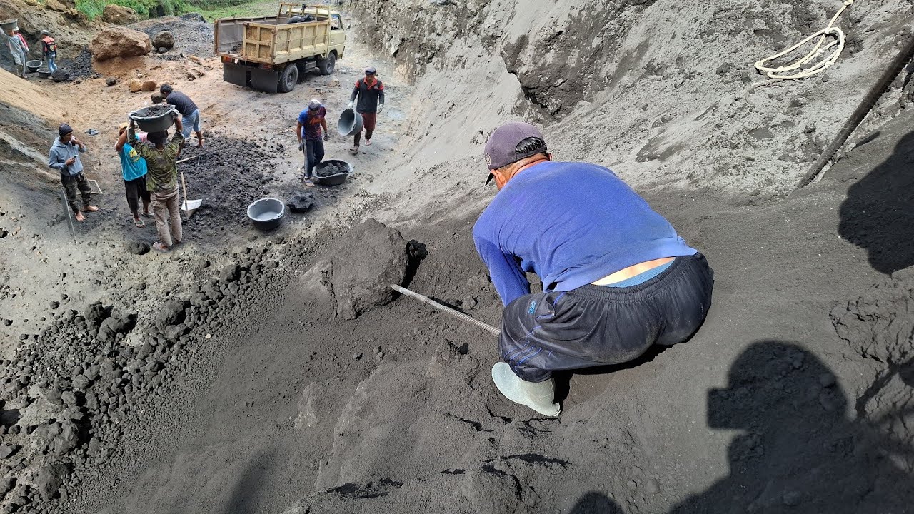 Excellent job..!!! traditional sand mining for building materials
