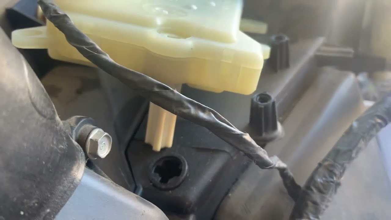 Replacing Rear HVAC Controllers On The 2004 Lincoln Navigator