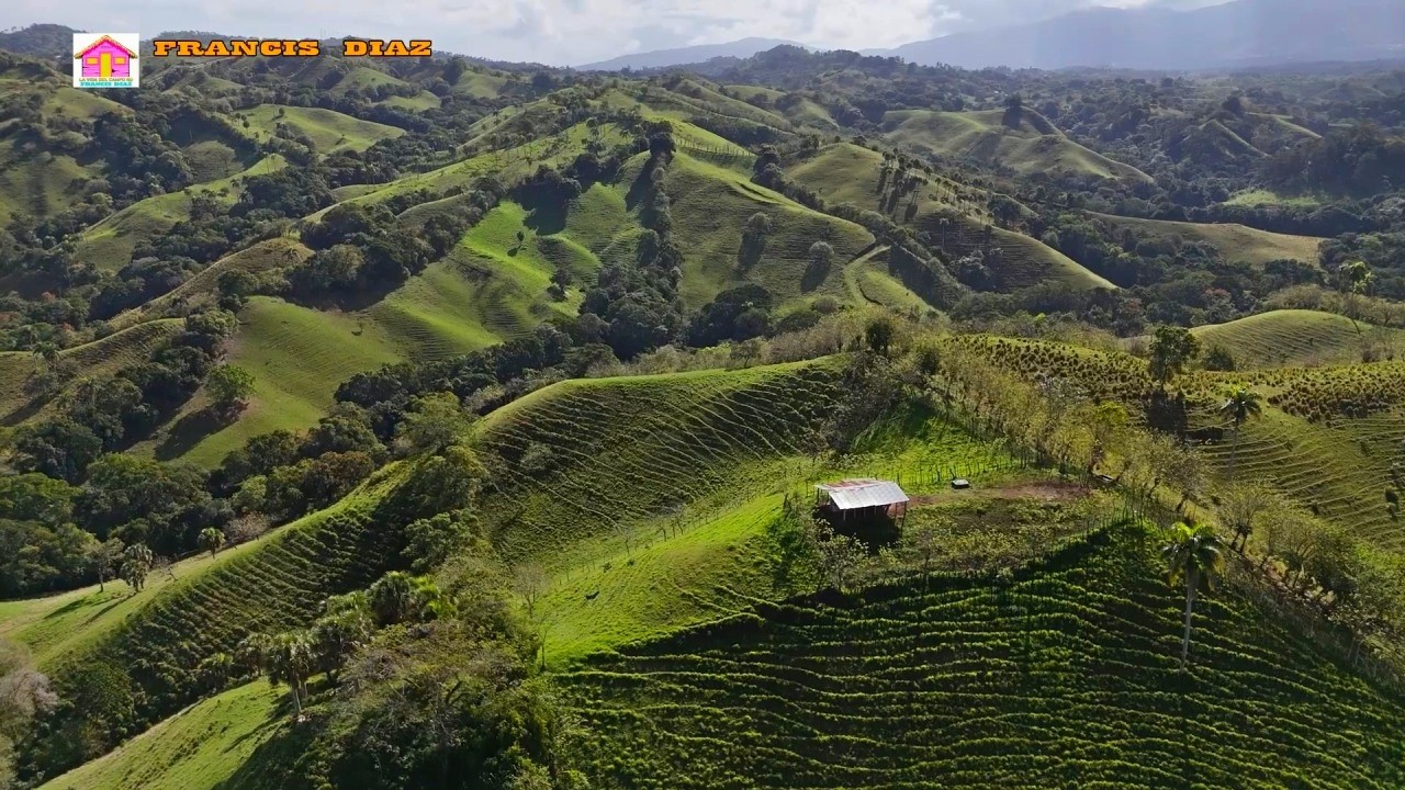 UN CAMPO CON VISTAS ESPECTACULARES EN JARABACOA RD