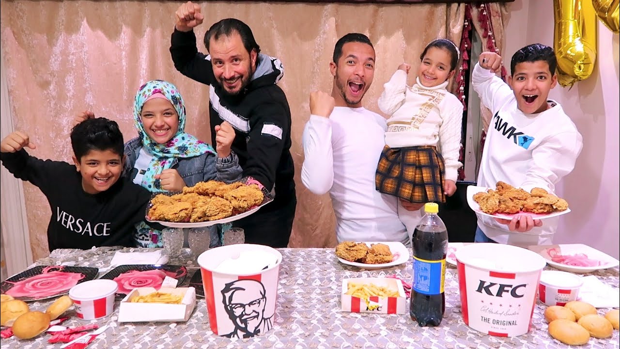 تحدي الكنتاكي🔥 24قطعه سبايسي مع التحابيش ضد💪اخوياو نسيبي عقاب الخسران🙈 زعبيب امشير بس في الحمام🌪️🌧️😭