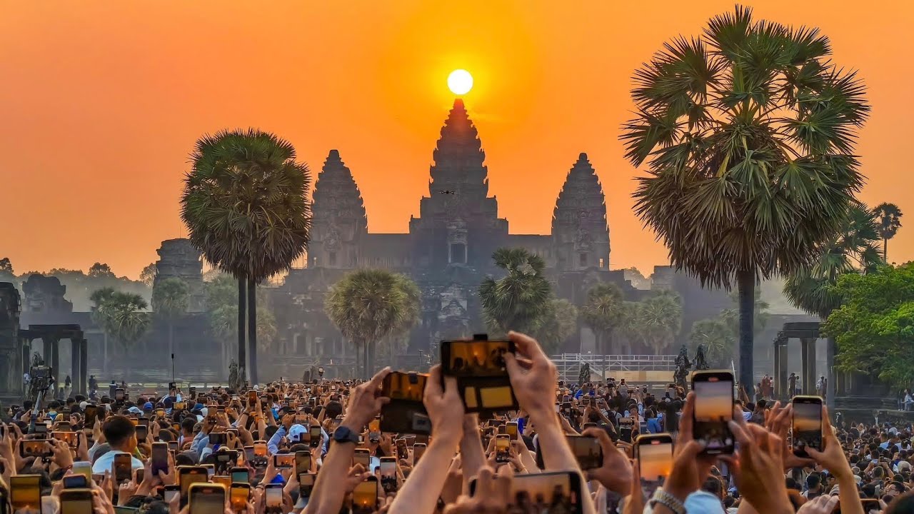 Amazing Equinox Sunrise Central Tower Angkor Wat Temple 2025 - Cambodia 4K