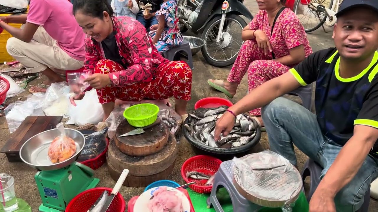 Morning Market Walk in Phnom Penh– Fresh Produce & Street Snacks!