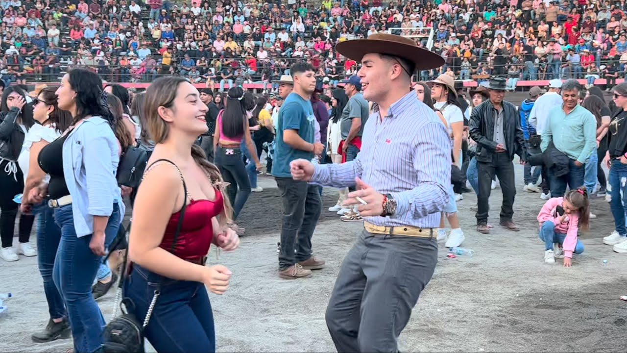 Linda pareja   bailan  rancheras en MEDIALUNA DE MELIPILLA  TALISMANES DEL RITMO Y DEL AMOR