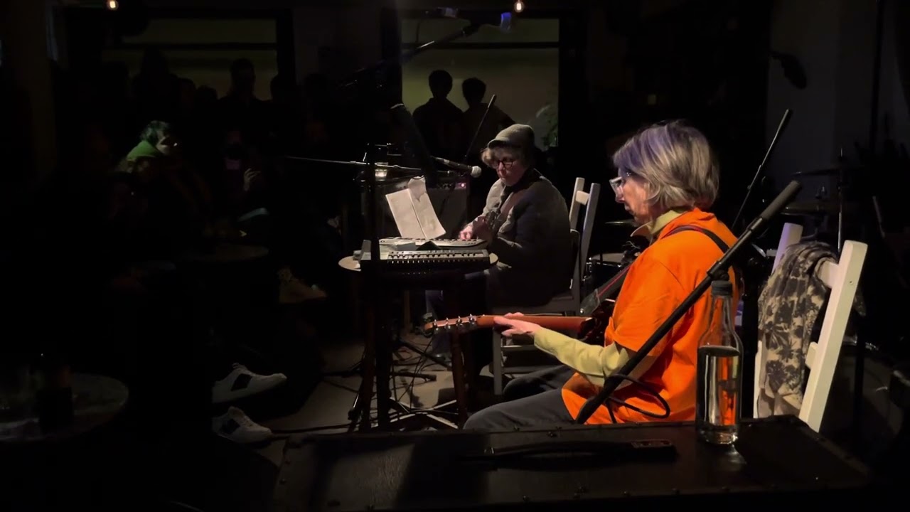 Linda Smith & Nancy Andrews - I So Liked Spring (live)