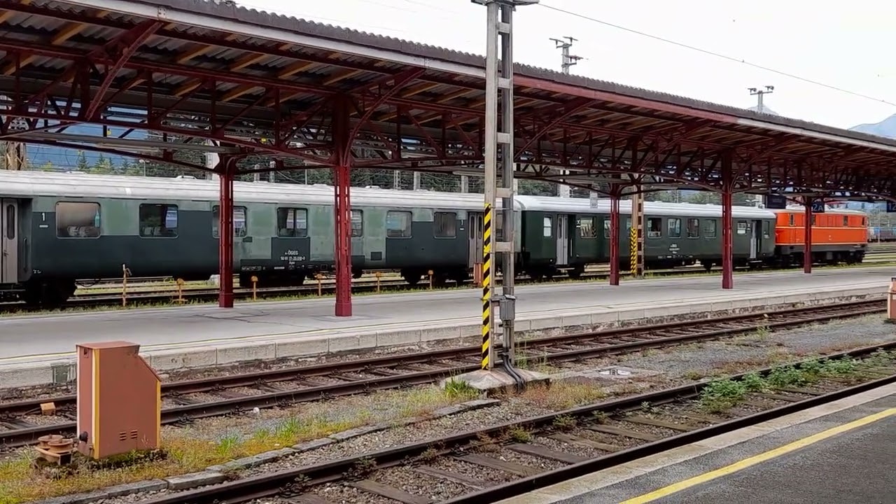 Nostalgiezug steht bereit zur Abfahrt, Selzthal