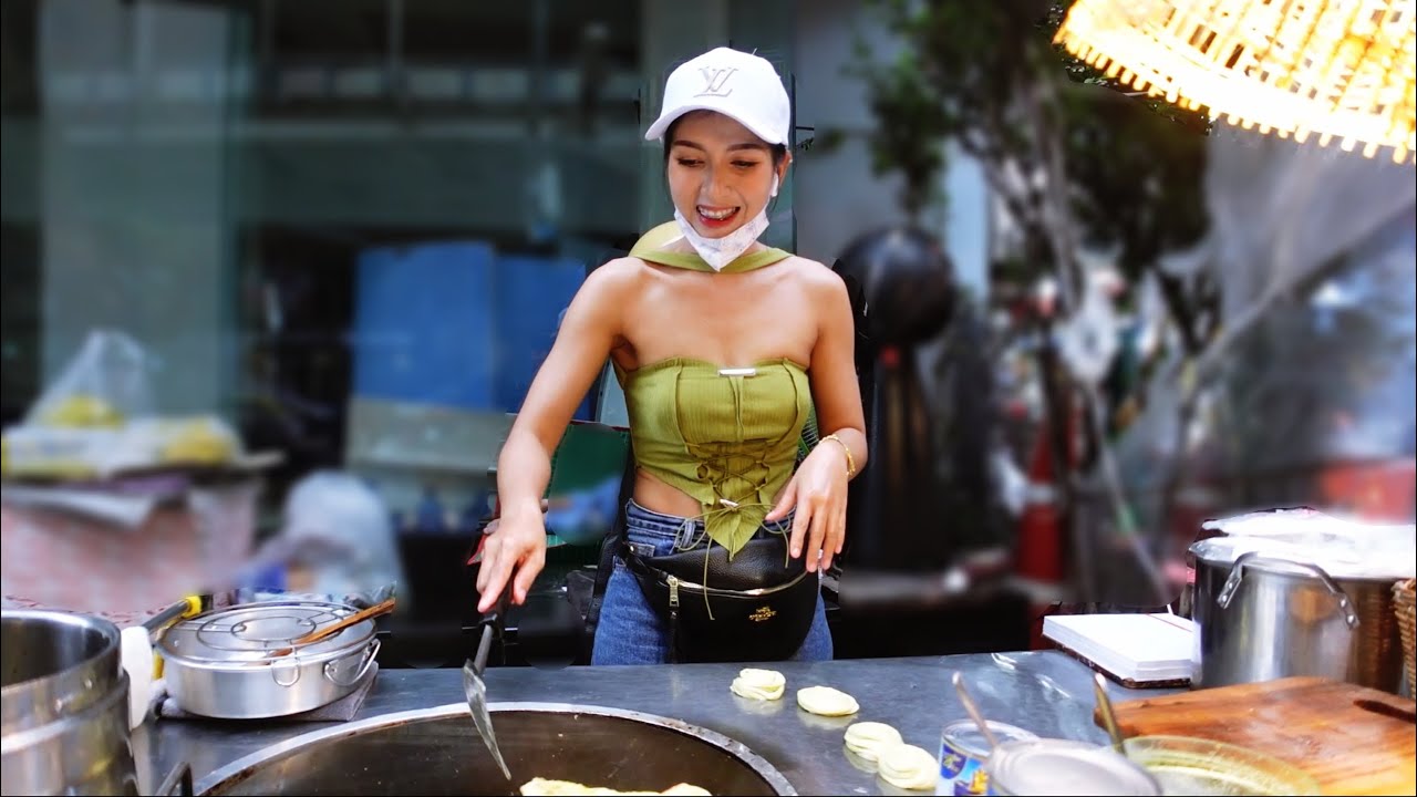Eggs and bananas! The most famous Roti Lady in Silom road Bangkok street food Thailand