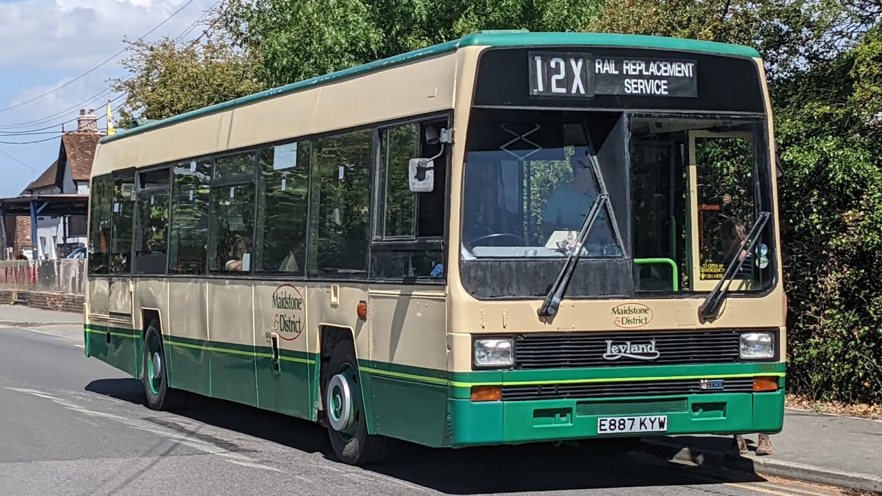Maidstone and District E886 KYW Leyland Lynx