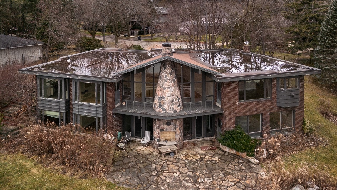 Beautiful Abandoned 1960s Luxury House On The Waterfront!!
