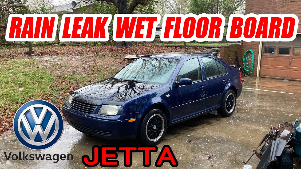 Устранение протечки воды в Volkswagen Jetta после дождя. Мокрое напольное покрытие.