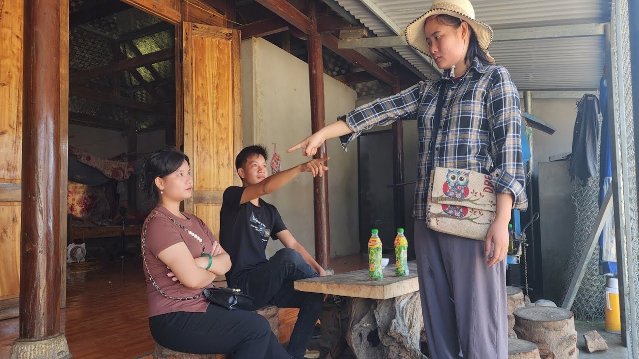 Dung met Tuyet to clarify the matter between her and Thuan. Tuyet showed her attitude towards Dung.