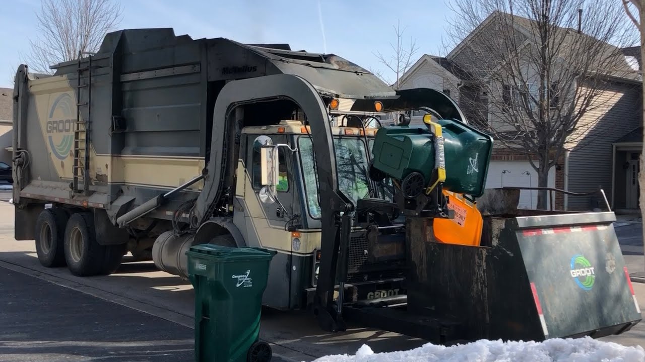 Groot Mack LE McNeilus Curotto Can Garbage Truck On Cascades in Plano