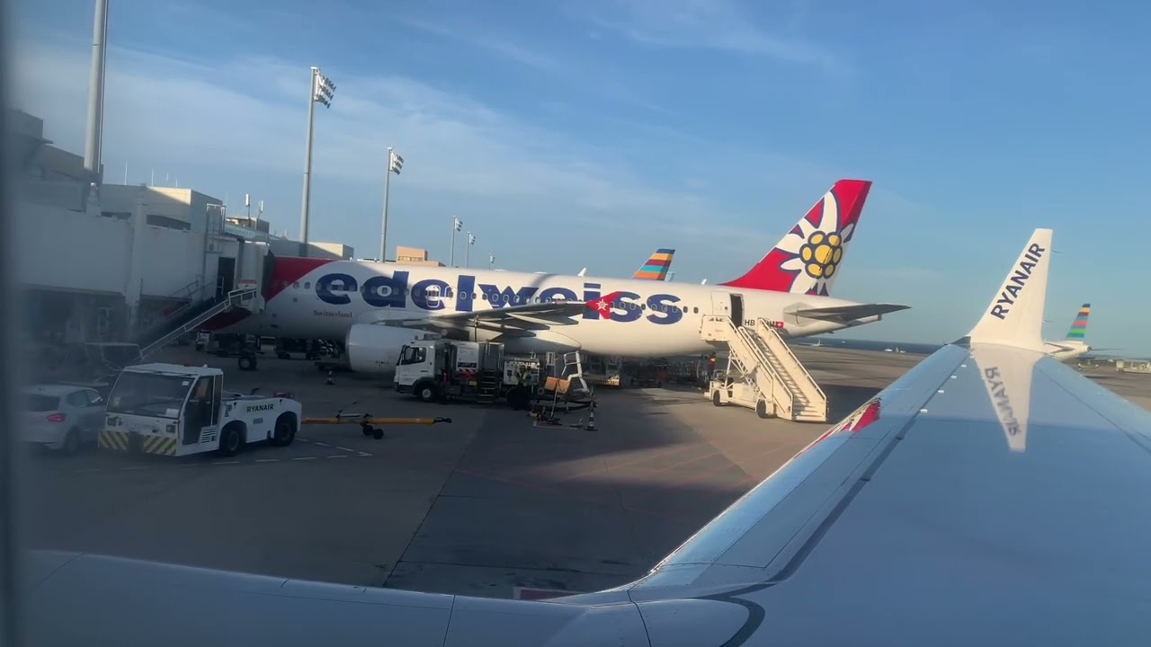 Arrival and Departure into Las Palmas de Gran Canaria airport. January 2024