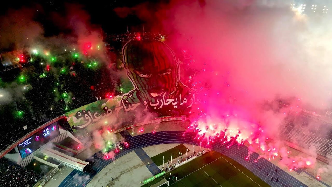 Tifo et craquage derby Alg&eacute;Rois( virage sud vs virage nord )