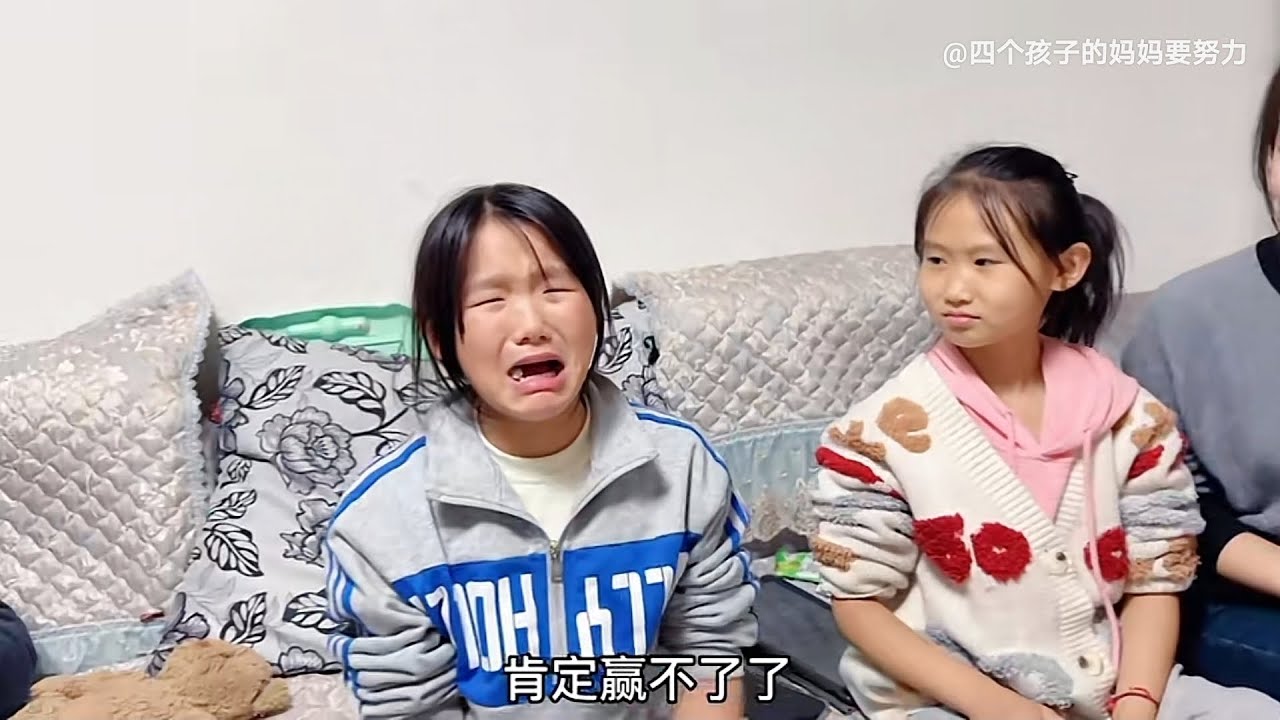 期待已久的书桌装好了，三个女儿都想要，宝妈却反悔了，气哭二妮