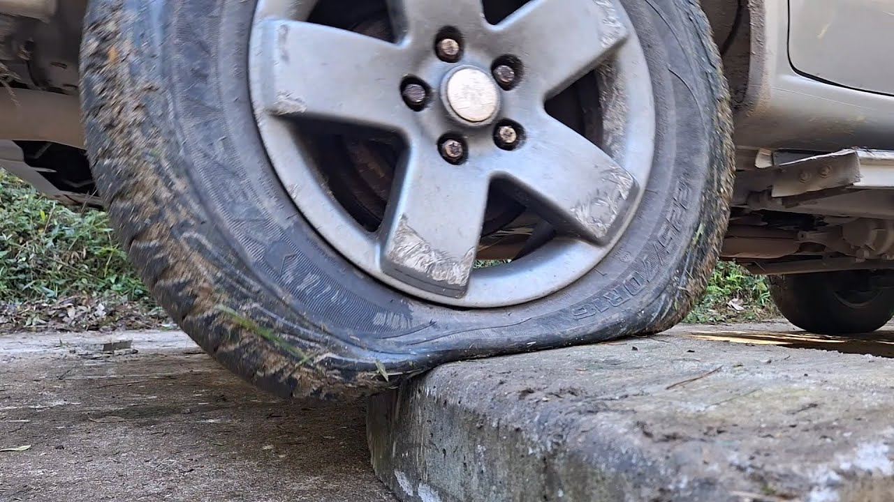 4x4 Pneu subindo pedra - Tire climbing rock close up view