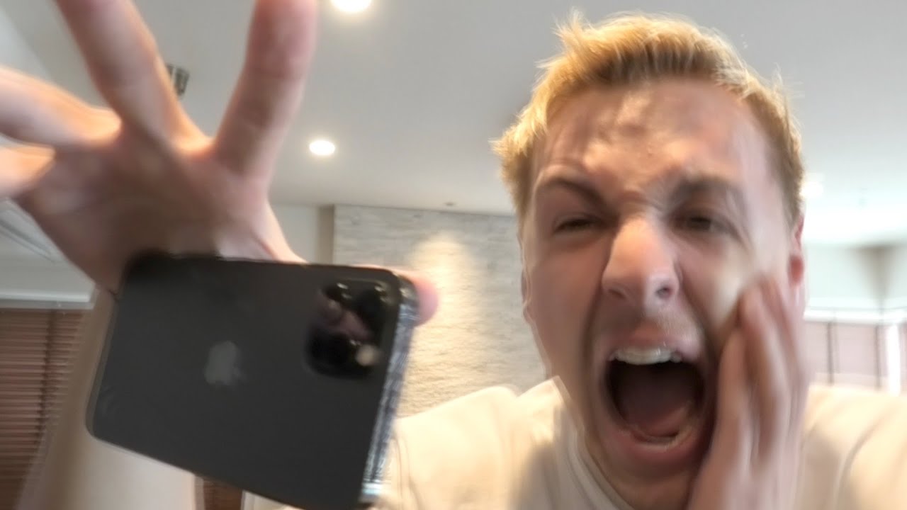 アロンアルファで弟の手に携帯くっつけてみたwww