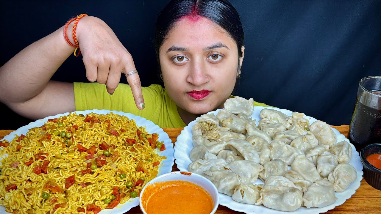 EATING VEGETABLES VILLAGE STYLE MAGGI,PANEER STEAM MOMOS,COKE|STREET STYLE CHEESEY MAGGI ASMR
