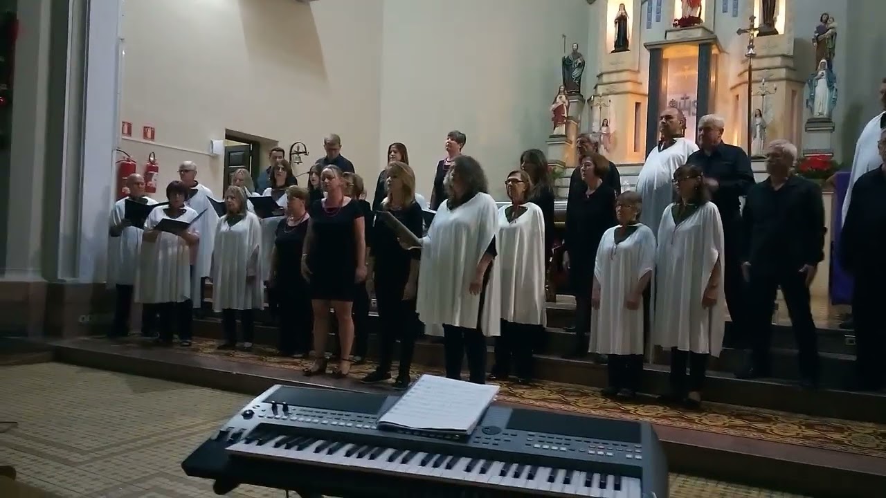 Apresentação Canto Coral na Noite Natalina 