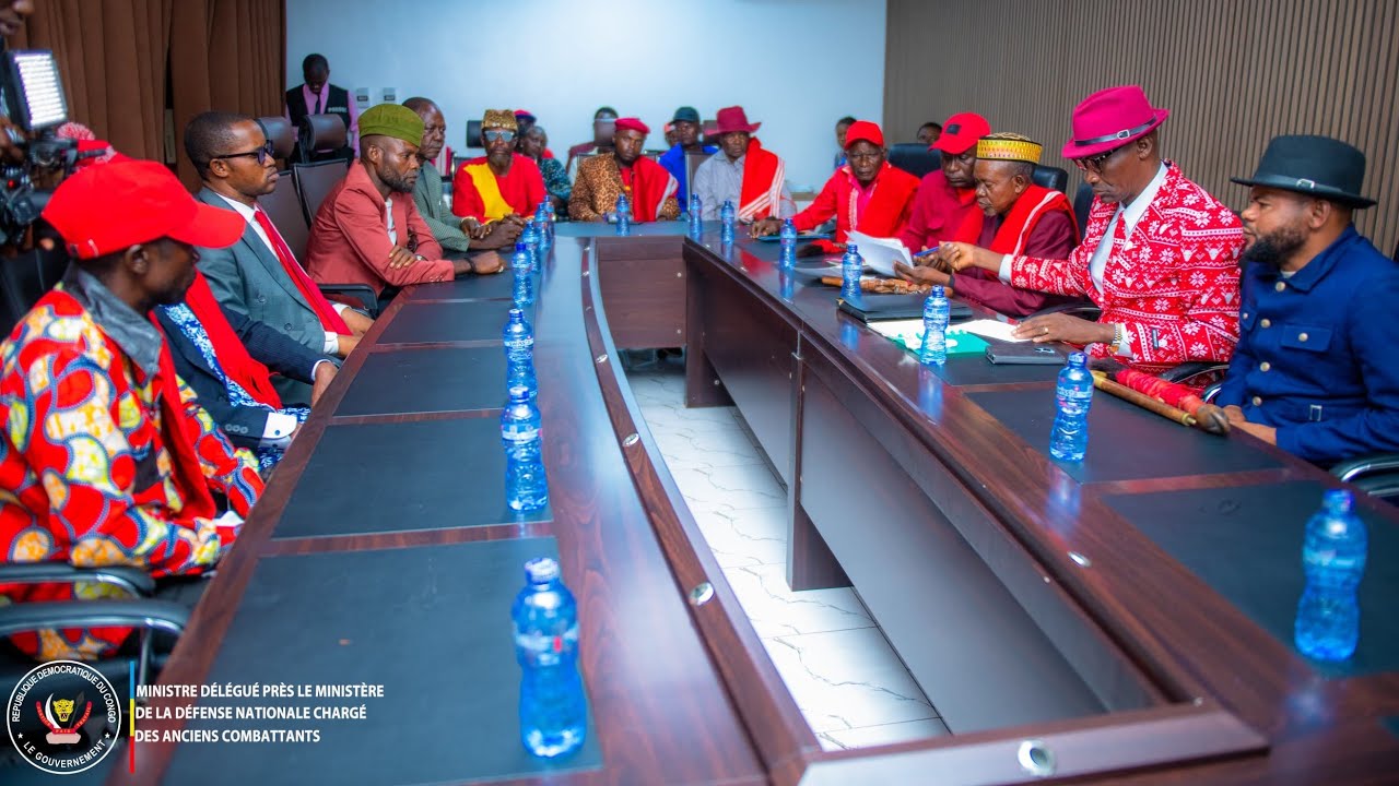 Urgent: La communauté Teke envahi le cabinet de S.E Eliezer Ntambwe suite au sujet de Mobondo 